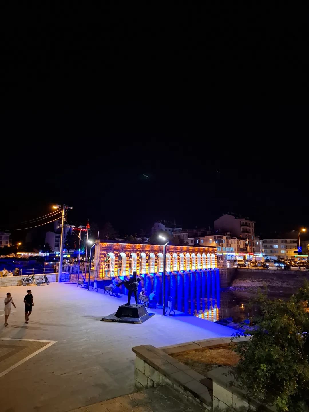 Taş Köprü bei Nacht beleuchtet