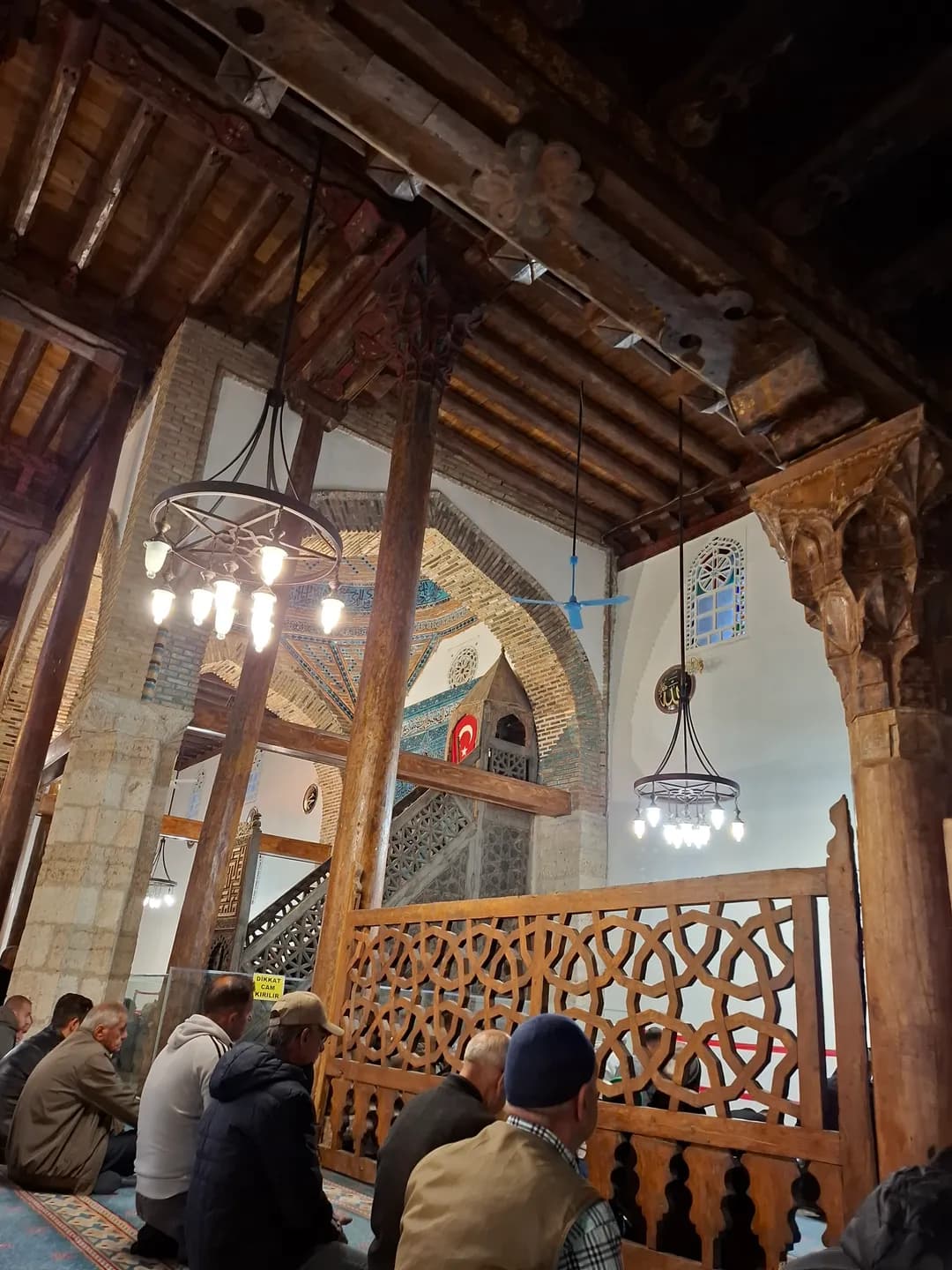 الأعمدة الخشبية داخل جامع أشرف أوغلو