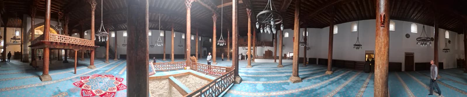 Eşrefoğlu Camii’nin ahşap direkli hariminden geniş görünüş.