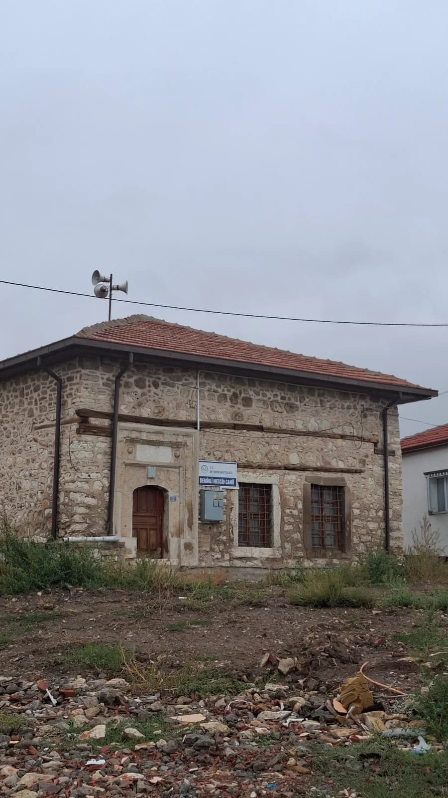 Demirli Mescid’in kiremit çatısı ve ön cephesi.