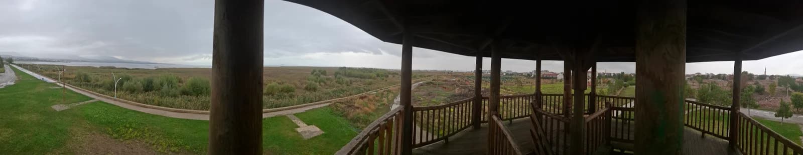 Beyşehir kıyısında sazlıklar, göl ve ahşap kameriye.