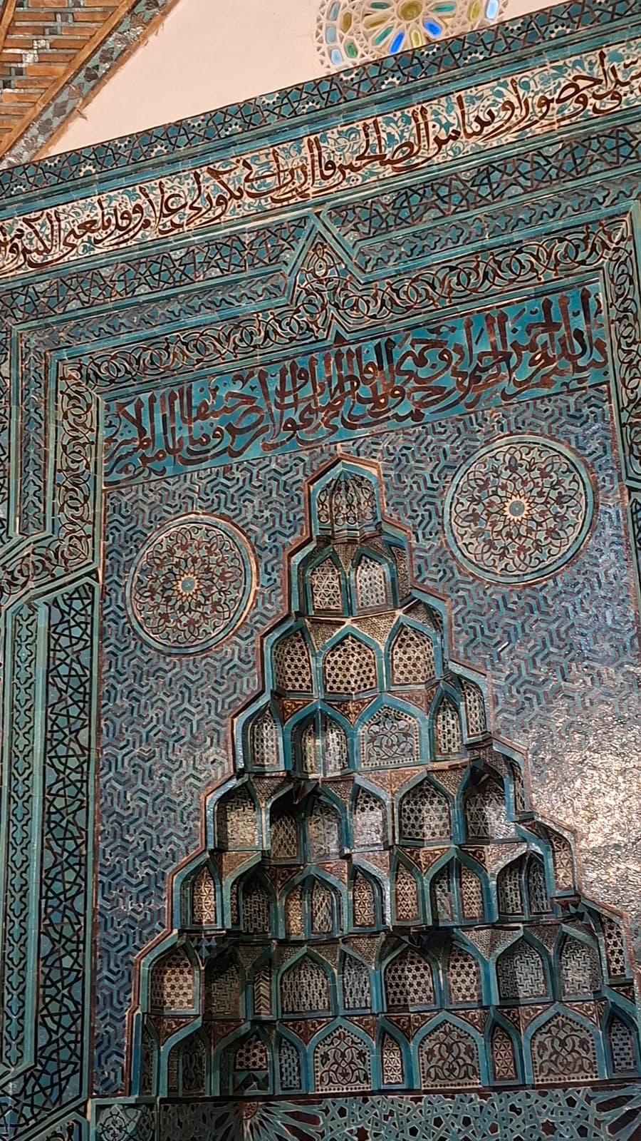 خط ومقرنصات في محراب جامع أشرف أوغلو المكسو بالفسيفساء الخزفية.