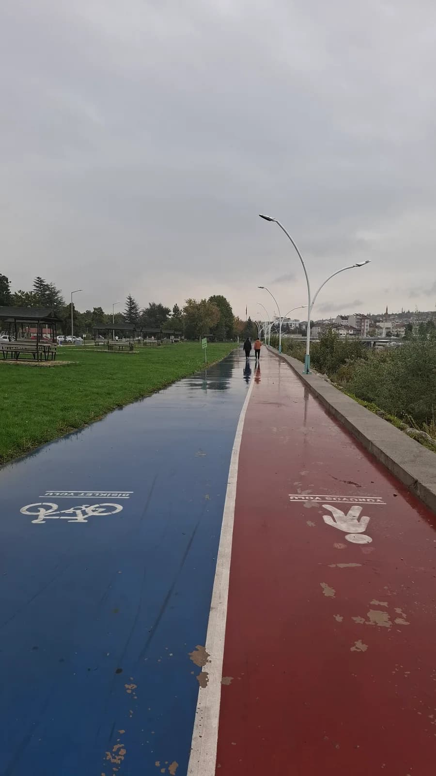 Yağmurdan sonra Beyşehir kıyısındaki mavi bisiklet ve kırmızı yürüyüş yolu.