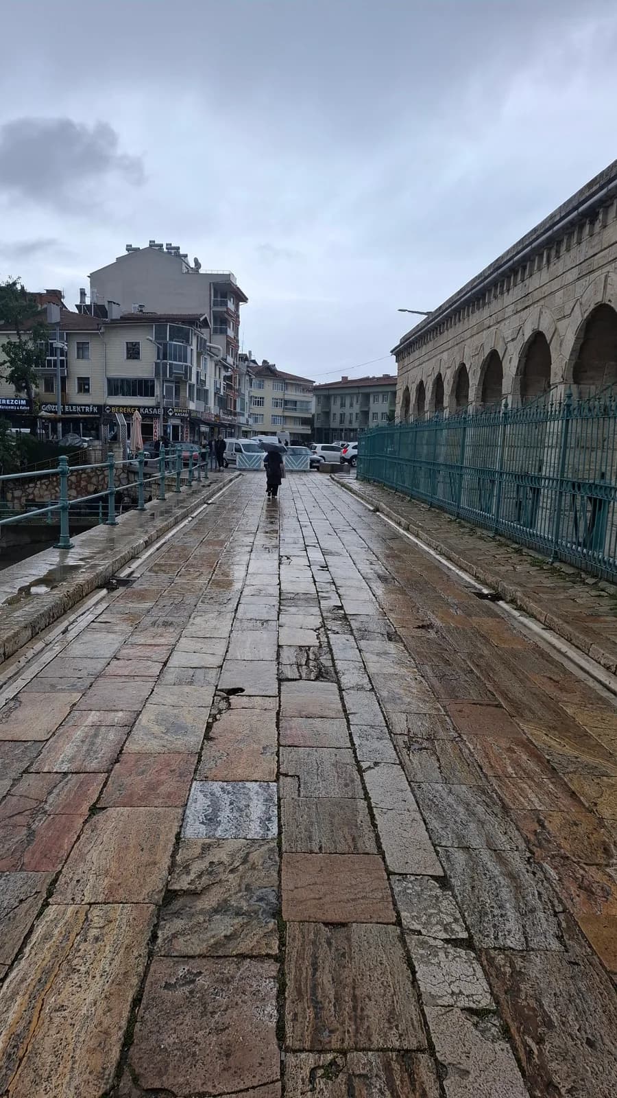 Blick entlang des regennassen Steinwegs auf der Taş Köprü.