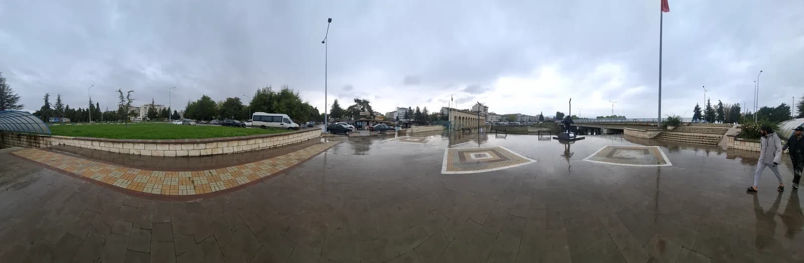 Taş Köprü çevresindeki ıslak meydan, kanal ve modern geçit.