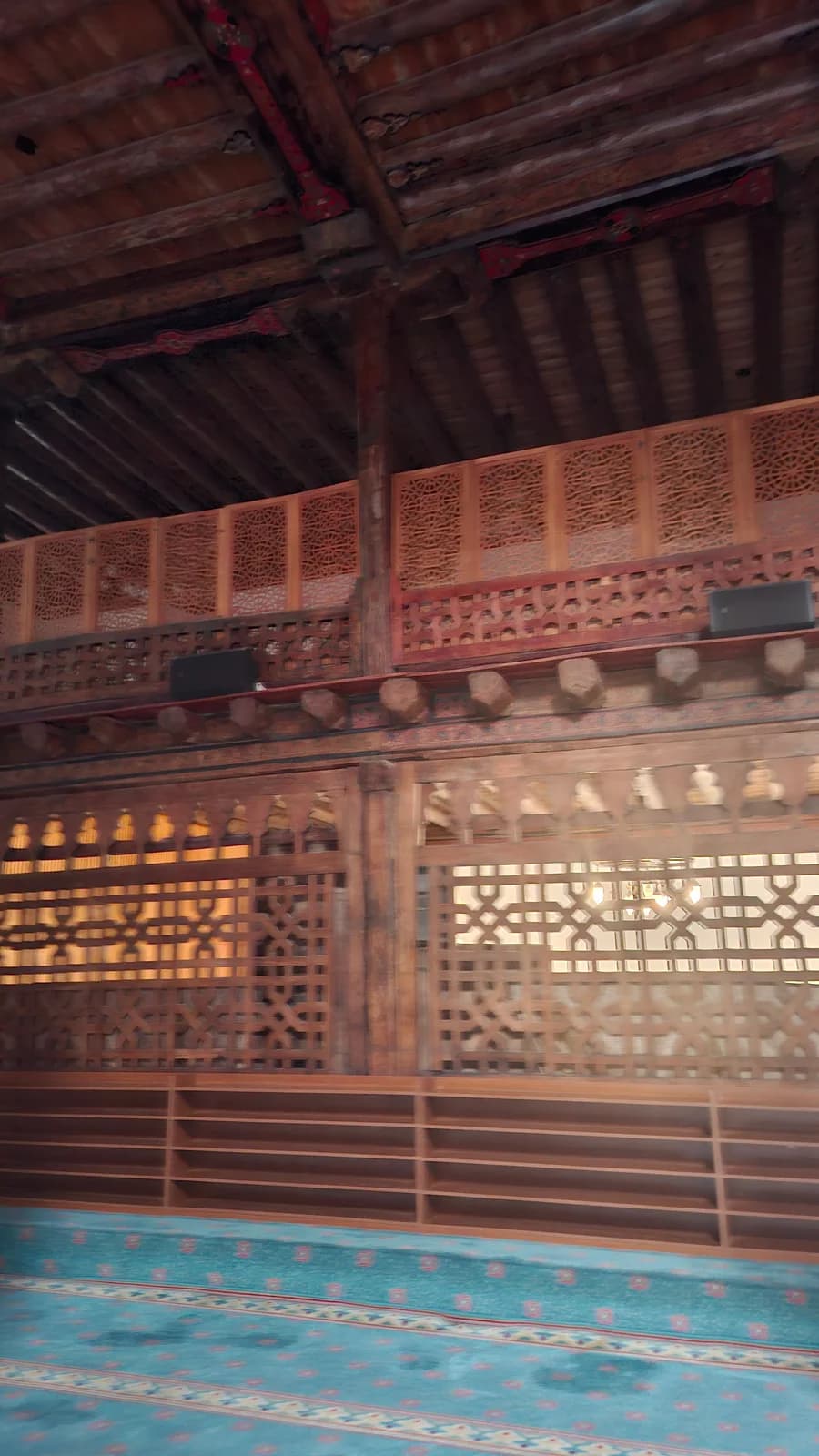 Garde-corps en bois de la tribune et plafond décoré de la mosquée d’Eşrefoğlu.