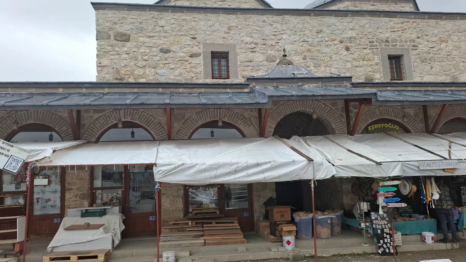 Läden mit Ziegelbögen und heutigen Markisen vor dem Bedesten von Beyşehir.