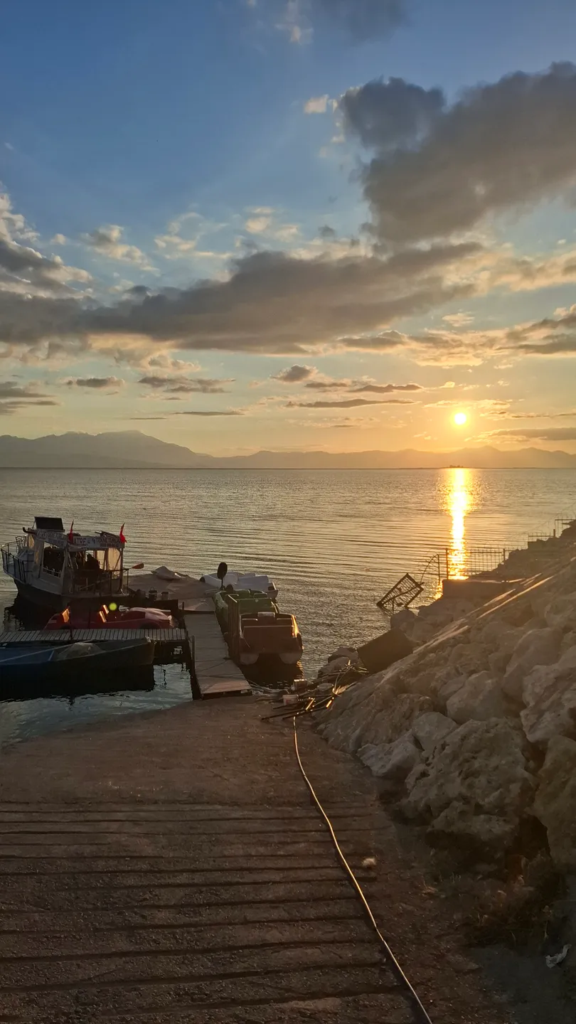 Ufer von Beyşehir bei Sonnenuntergang